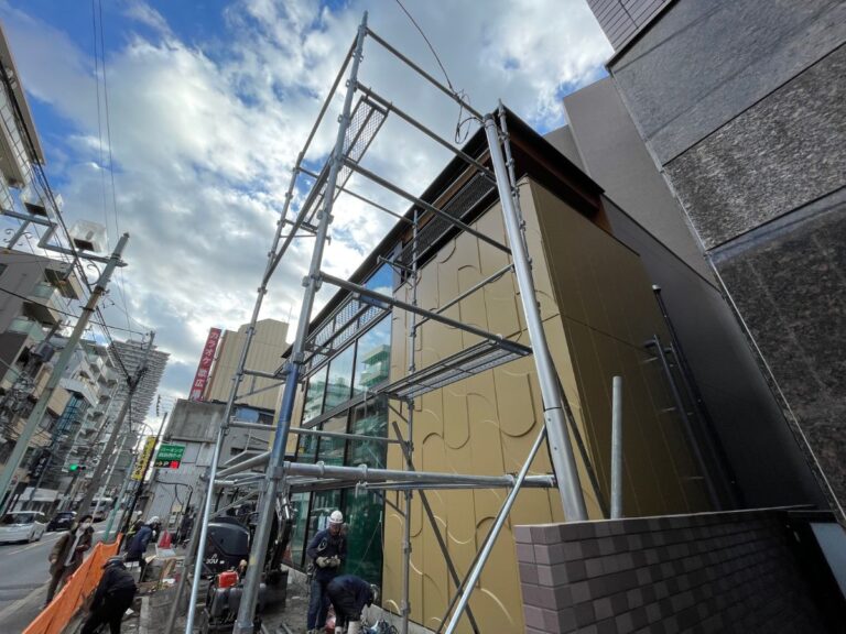 足場が組まれた建設中の建物