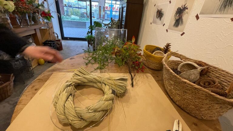 しめ縄づくりの材料が並ぶ作業台