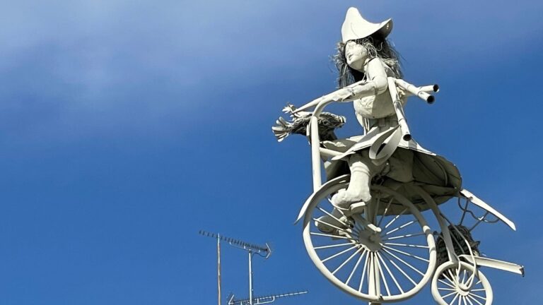 パデュ通りにある自転車に乗った人形のオブジェ