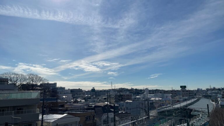 青空と街並みの遠景