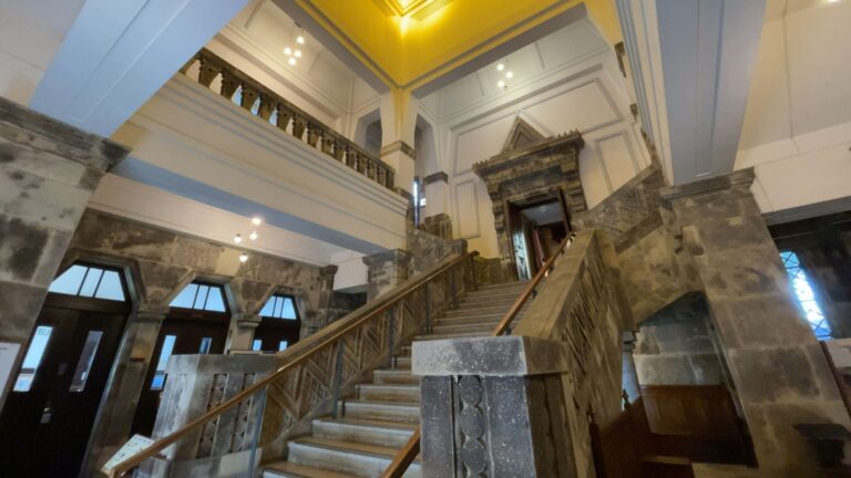 大倉山記念館の階段ホール