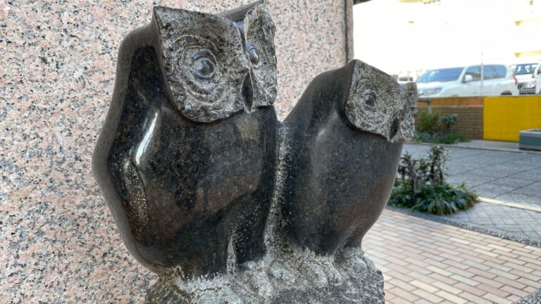 石でできたフクロウの置物