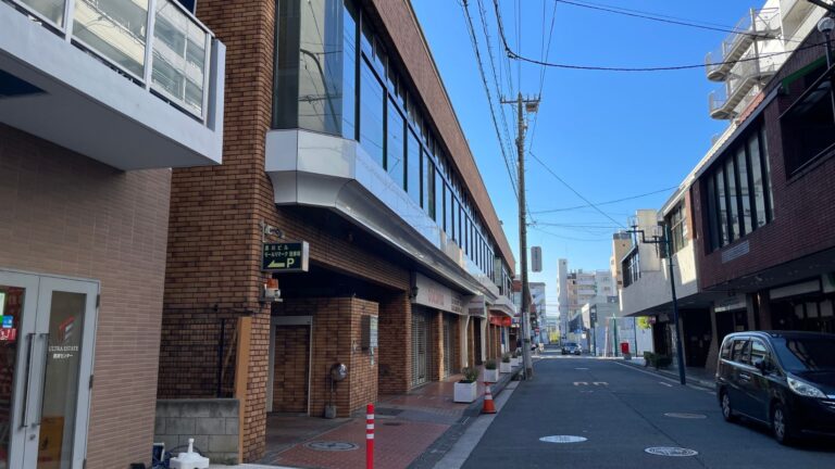 青空の下の街並み