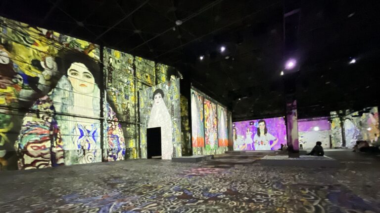 没入型展示「ウィーン世紀末芸術」の会場