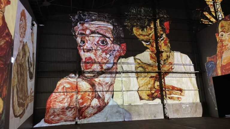 没入型展示で映し出されたエゴン・シーレの自画像