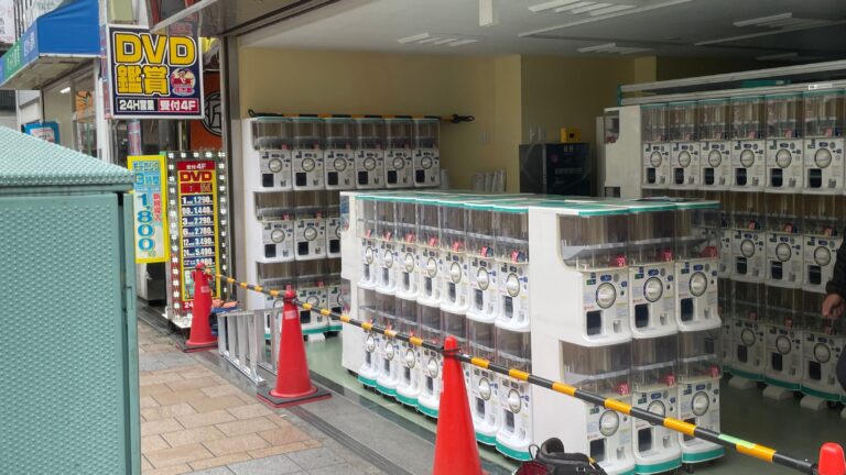 ジュエリーツツミ跡地に並ぶカプセルトイの販売機