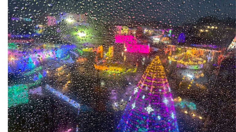 雨粒の付いた窓越しの夜景