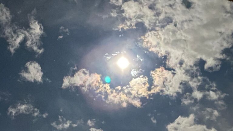 雲間に輝く満月