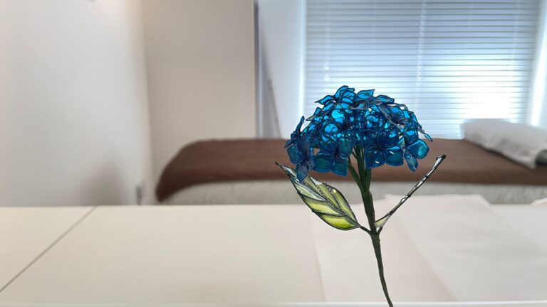 サロンに飾った青い紫陽花