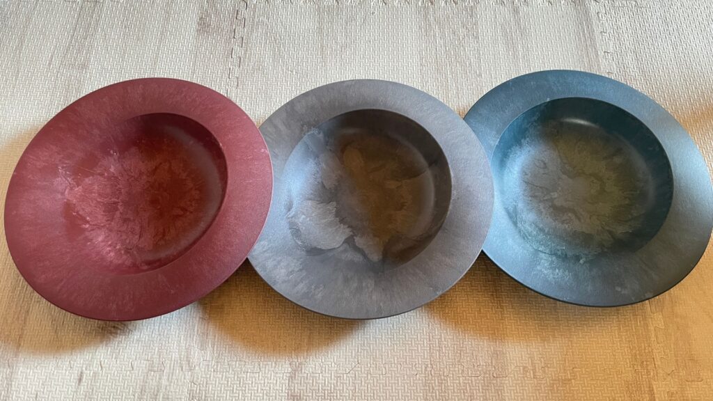 赤・銀・青の三枚の器