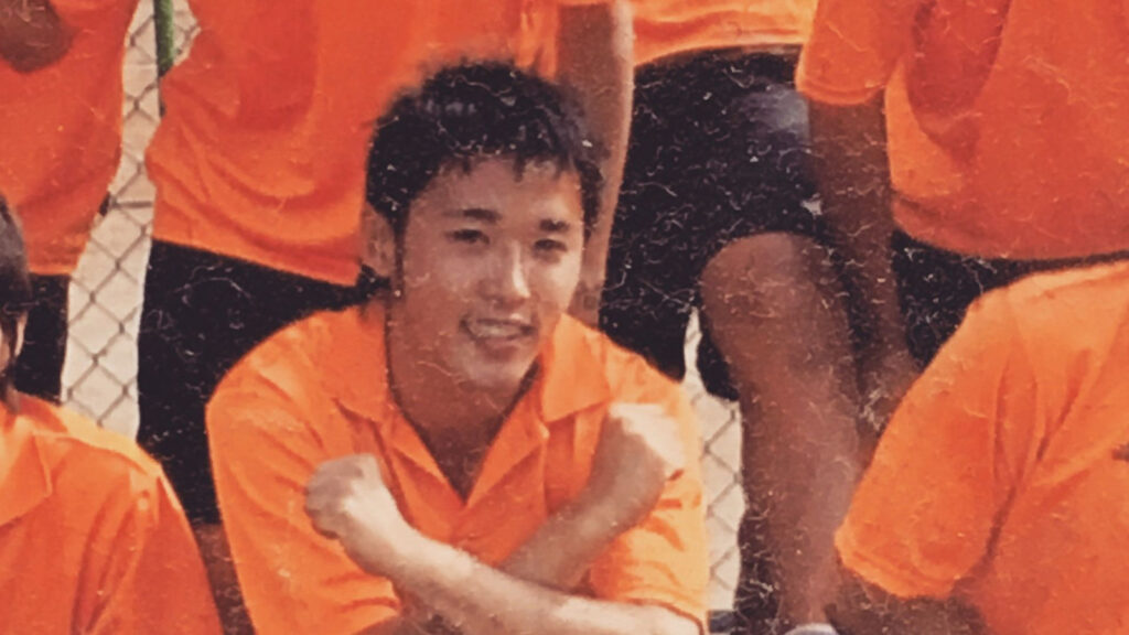 学生時代、テニス部の仲間と写るレン・ヤジマ