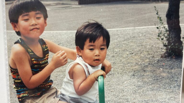 公園で遊ぶ幼い二人の子ども(幼少期の写真)