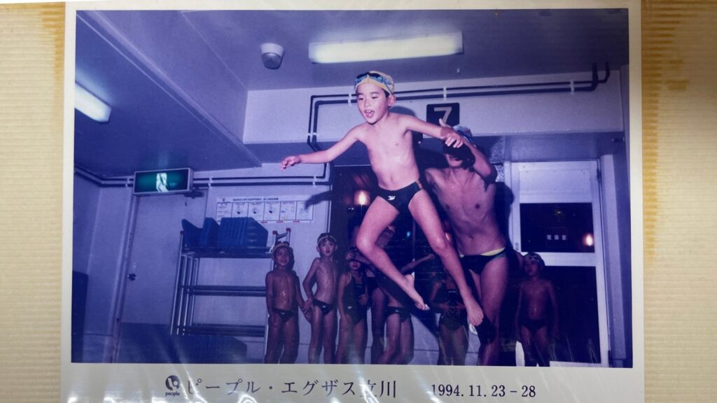 スイミングスクールでプールに飛び込む小学生時代の写真